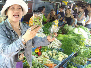 "These will blow your head off!" Tour around the food market