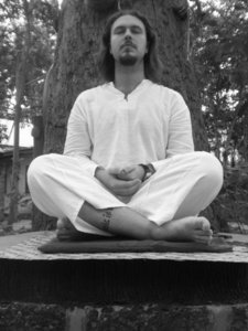 Lee meditating