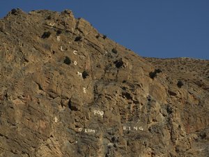 napis na skale nad vojenskou zakladnou