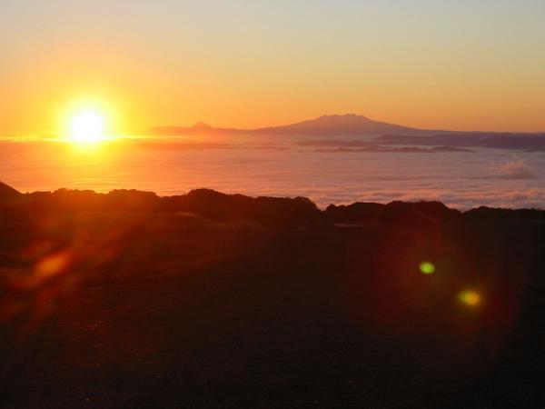 vychod slnka nad sopkami v Tongariru NP