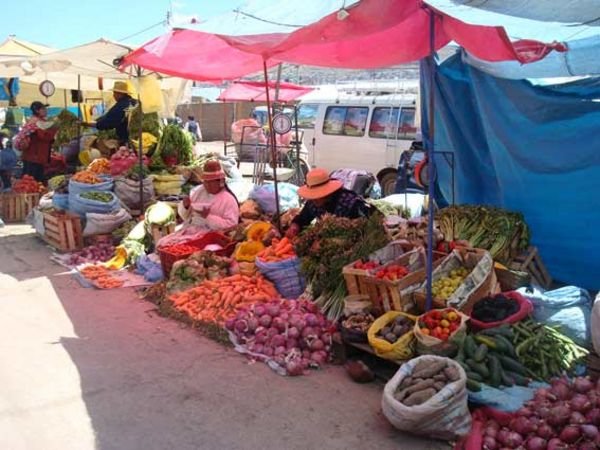 Vendors in the streets of Puno.