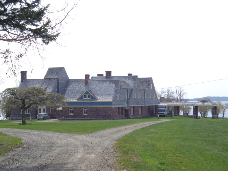Back view of Covehoven