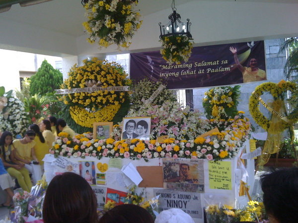Pilgrims to the Aquino's Tomb?