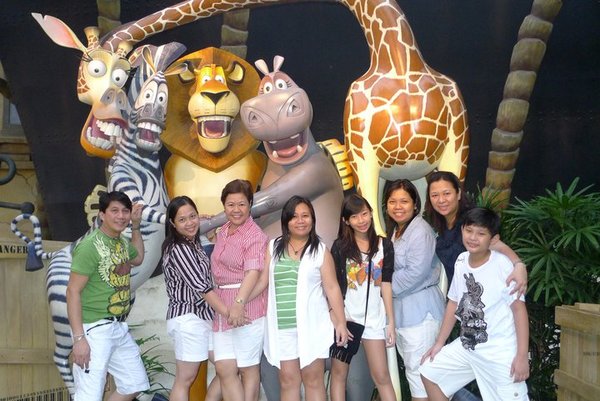 La Familia Goes to Universal Studios Singapore