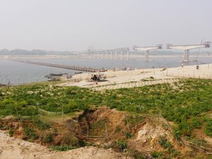 The pontoon bridge and new viaduct at Chunar.