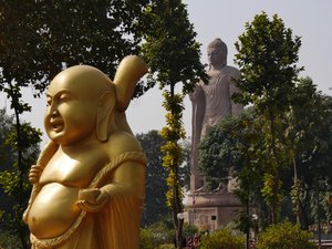 Hotei and the giant Buddha