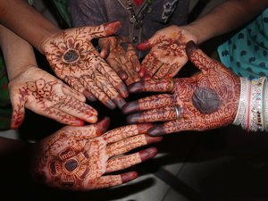 The hands of Fuli's family