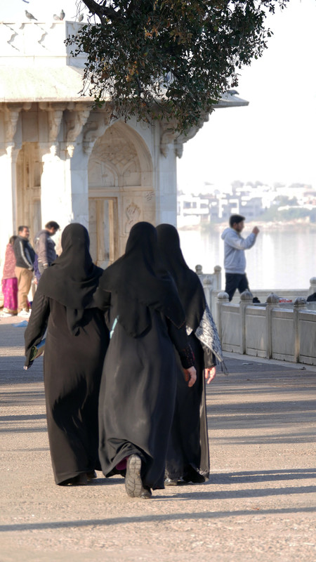 Muslim women strolling at Ana Sagar