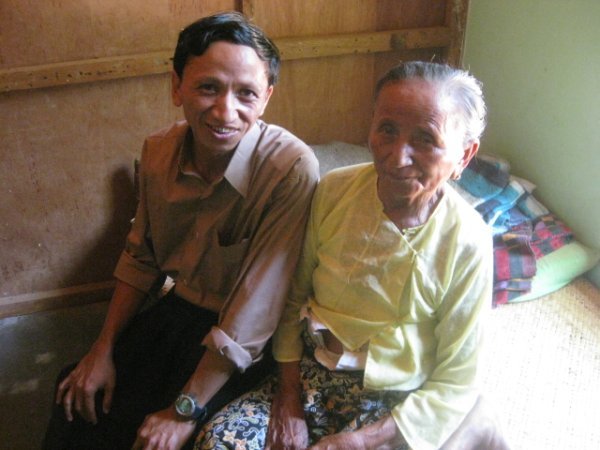 dp 111208 Mang Soe and his Mother BAGAN,MYANMAR