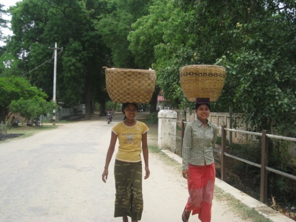 dp WOMAN BASKETS BAGAN STREETS